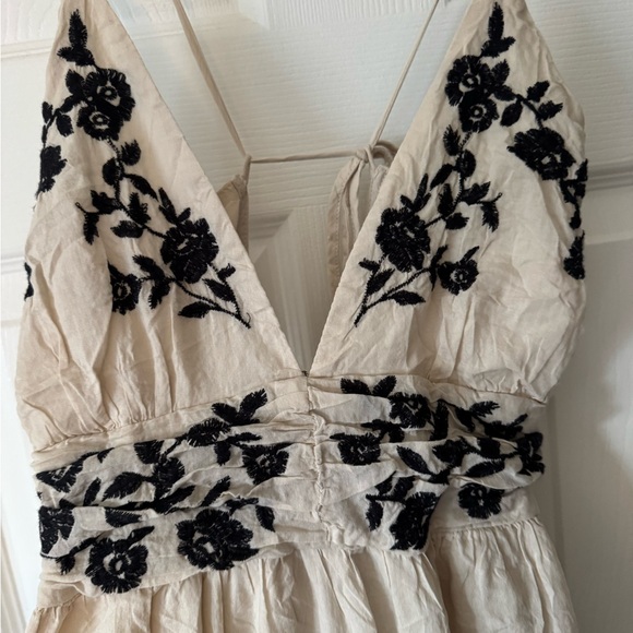 Abercrombie & Fitch Cream Dress with Black Floral Design - Picture 5 of 6